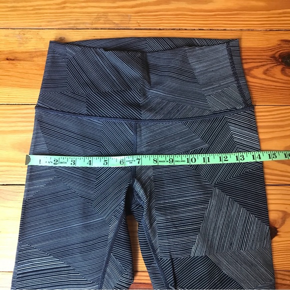Lululemon Athletica Grey Navy Geometric Capris Leggings, EUC, 6 - Picture 11 of 14